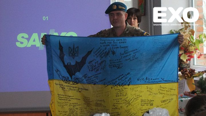 Новосанжарські дітки брали автографи у солдата