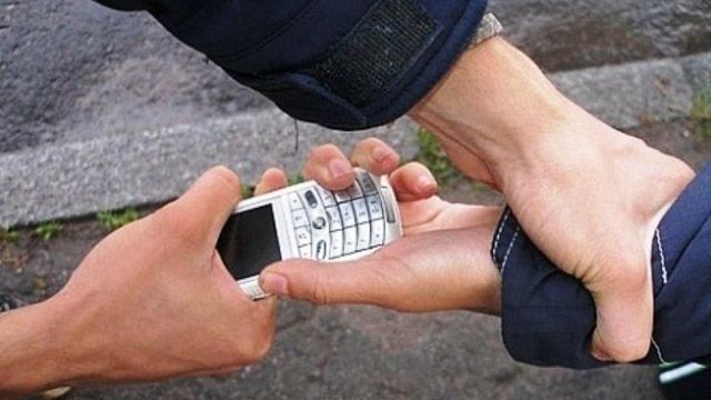 У Полтаві псевдополіцейський відібрав у дітей мобільні телефони