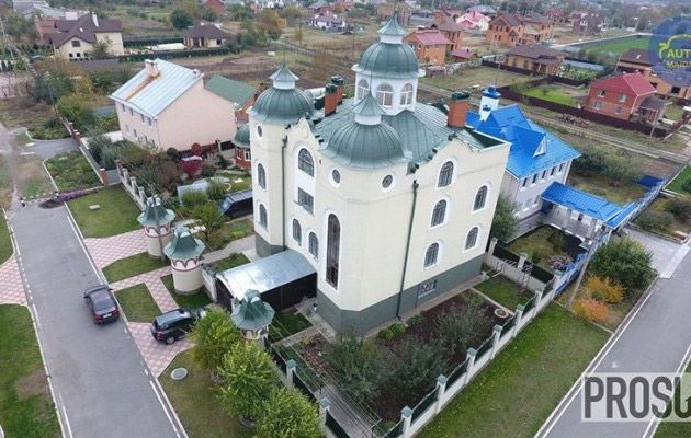 «Не церква і не храм»: журналісти показали будинок полтавського судді
