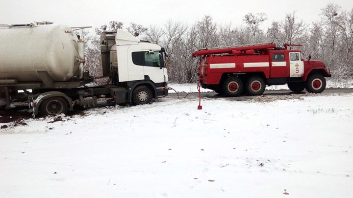 За добу полтавські рятувальники витягли зі снігу 8 вантажівок