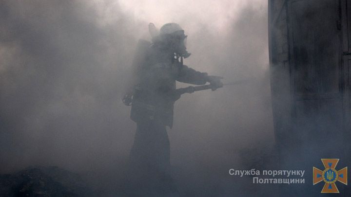 Полтавська область: рятувальники ліквідували пожежу в складській будівлі