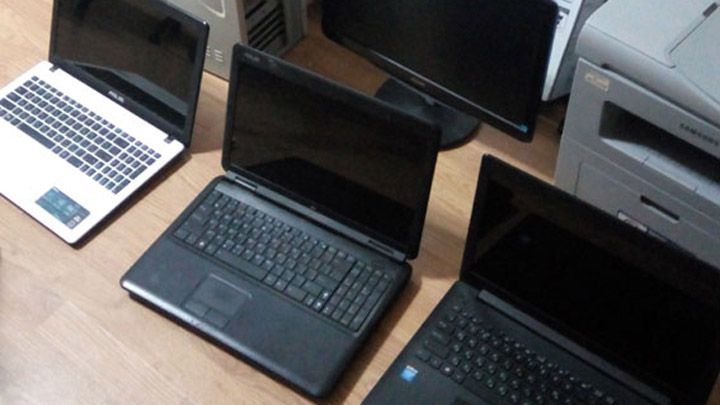 Працівник школи викрадав комп’ютерну техніку на роботі і здавав до ломбарду