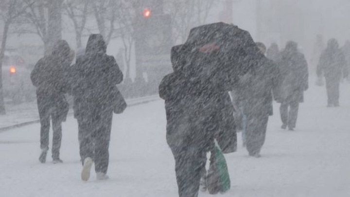 У п’ятницю в Україні сильний мокрий сніг, хуртовини та ожеледиця