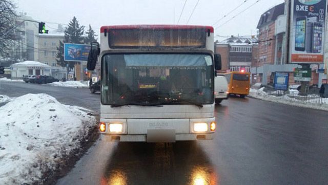 У Полтаві жінка потрапила під колеса автобусу