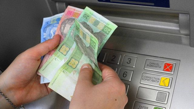 Будні ПриватБанку у Кобеляках: паніки немає, банкомати видають по тисячі