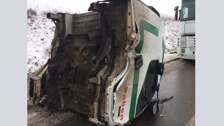 На трасі «Київ-Харків» вантажівка в’їхала у відбійник