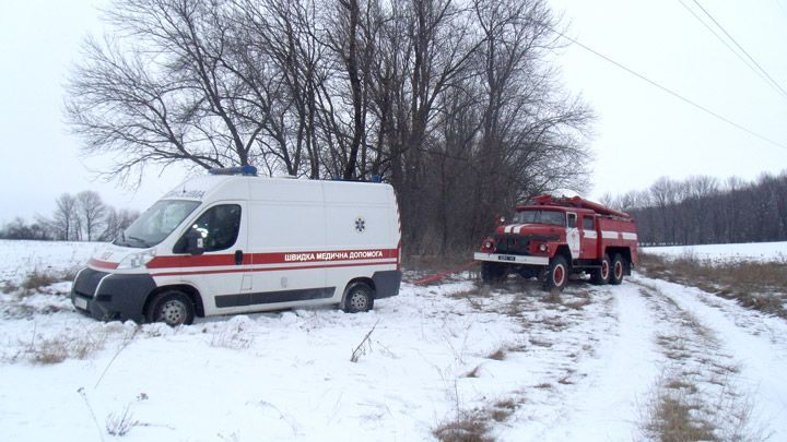 Рятувальники продовжують витягувати автомобілі зі снігових заметів