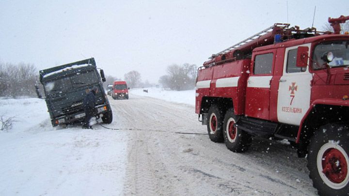 Протягом доби рятувальники вивільнили зі снігових заметів 37 автомобілів