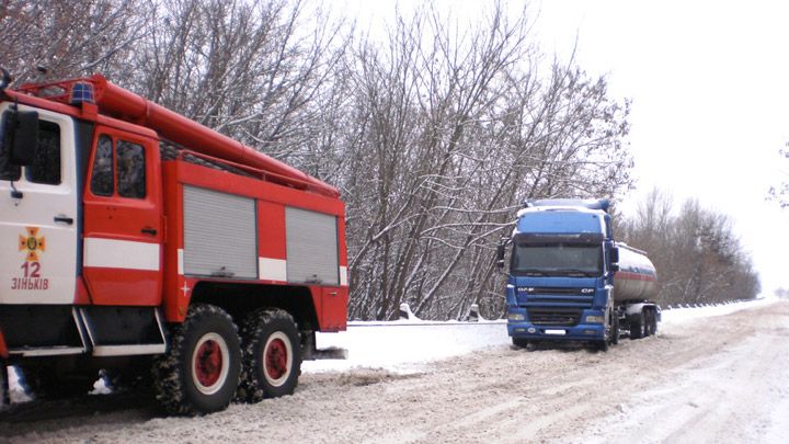 Протягом доби рятувальники вивільнили 16 автомобілів зі снігових заметів