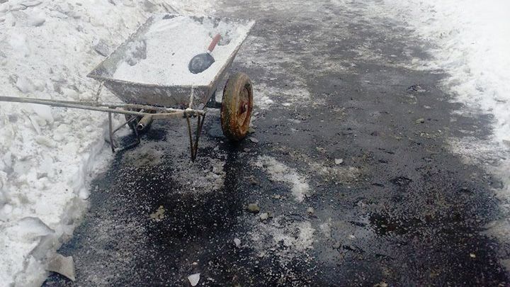 У центрі Полтави комунальники чистили кригу відбійним молотком і пошкодили тротуар