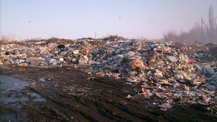 П’ять сміттєвозів нелегально розвантажились у Глобиному