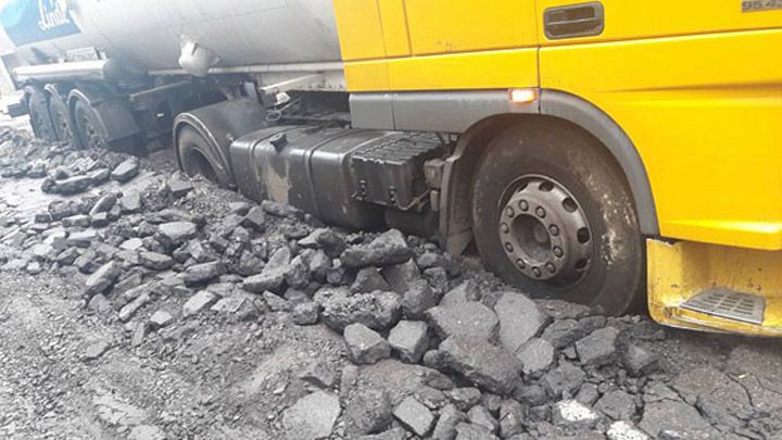 У Лубенському районі на зруйнованому дорожньому покритті погрузла вантажівка