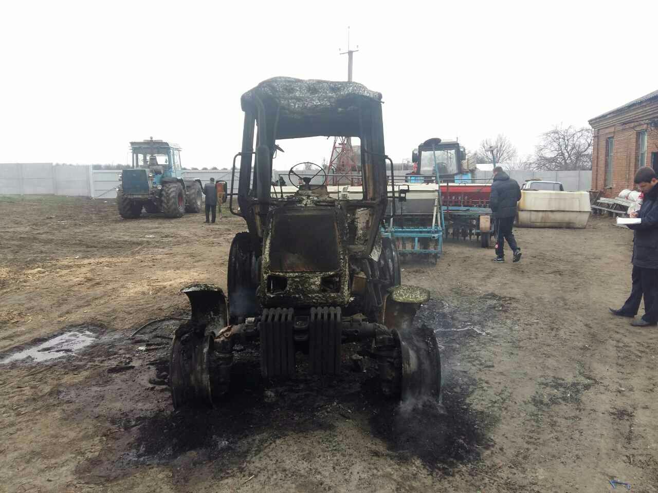 У Канавах спалили трактори й вантажівку