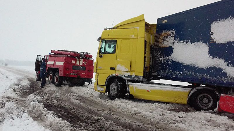 У Карлівському районі рятувальники витягли зі снігу 27 автомобілів