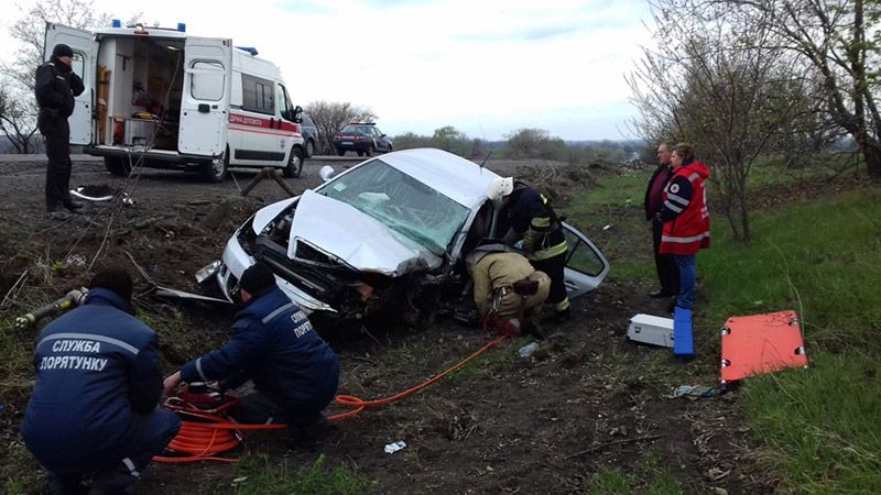 У Козельщинському районі рятувальники витягали чоловіка з понівеченого автомобіля