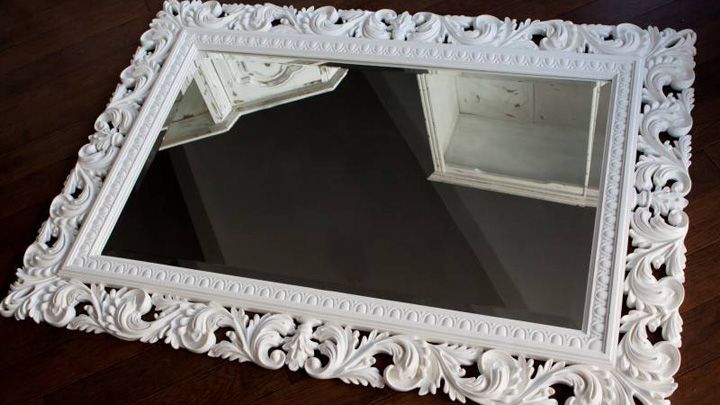 Элегантное зеркало — это зеркало в белой раме
