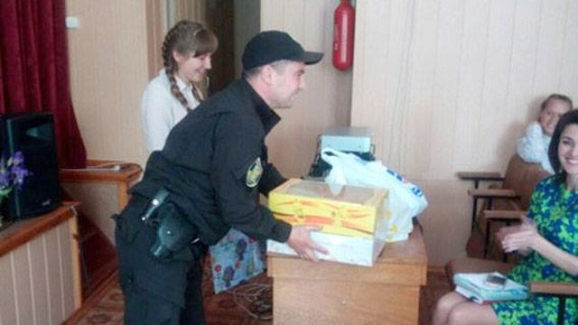 Поліцейські вручили грамоти учням Кобеляцької школи-інтернату за участь у конкурсі