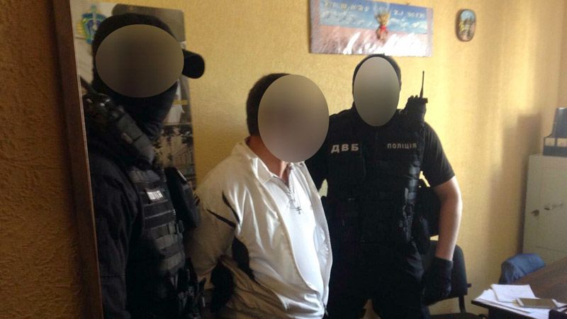 Військова прокуратура затримала посадовця КП «Полтавафарм» при передачі частини хабара