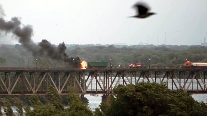 У Кременчуці на мосту згоріла вантажівка