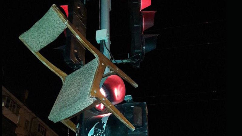У Полтаві п’яний молодик стільцем розбив світлофор