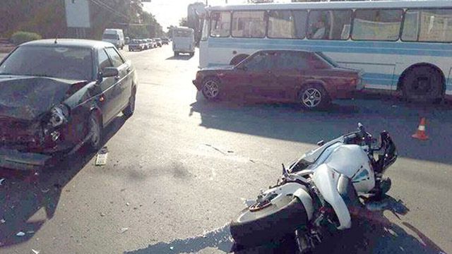 ДТП у Полтаві: зіткнулись автомобіль ВАЗ та мотоцикл