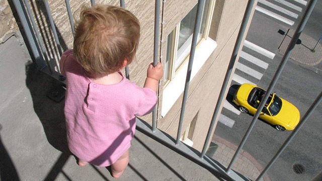У Горішніх Плавнях 3-річна дівчинка застрягла між прутами решітки балконаа