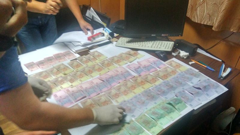 У Полтаві затримали поліцейського та інспектора, які збирали «данину» з підприємців на ринку