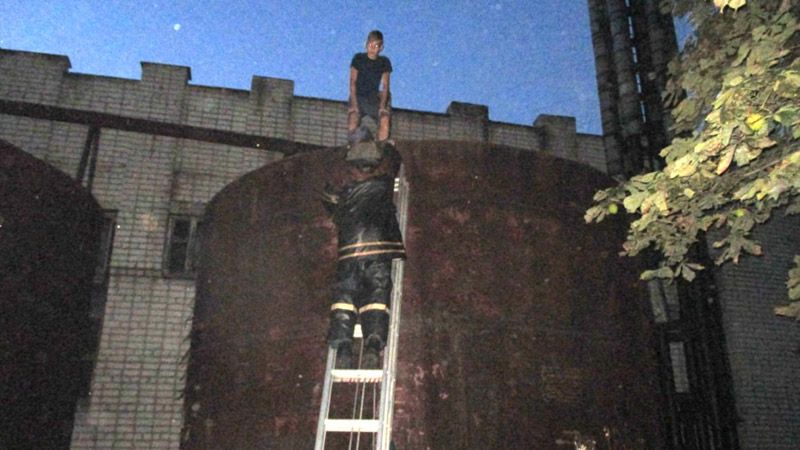 Рятувальники знімали з висоти 12-річного хлопчика
