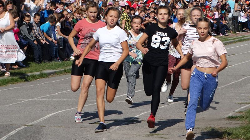 У Нових Санжарах сотня учнів пробігли олімпійський забіг