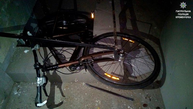 Поліцейські затримали чоловіка, який витягував велосипед через вікно чужого будинку