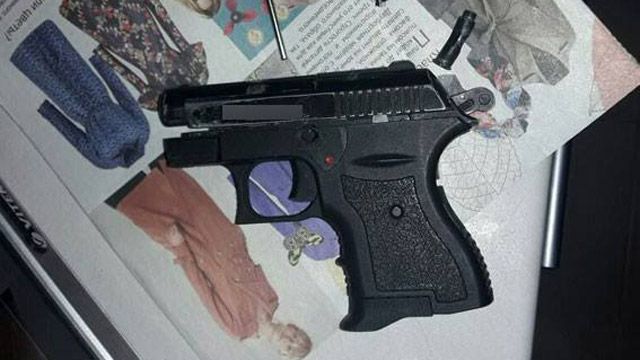 Поліцейські м. Горішні Плавні вилучили перероблений стартовий пістолет у городянина