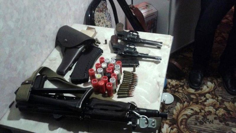 На Полтавщині СБУ затримали нелегальних торговців зброєю, серед яких був поліцейський