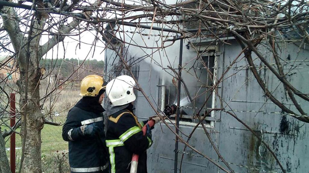 Новосанжарські рятувальники ліквідували пожежу в металевому вагончику