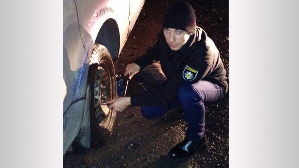 Кобеляцькі поліцейські допомогли жінці з ремонтом автомобіля