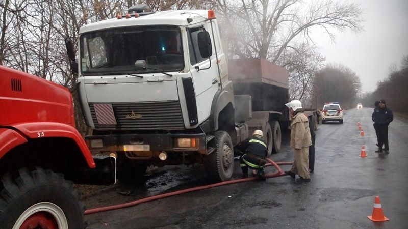 У Зінківському районі гасили пожежу у вантажівці