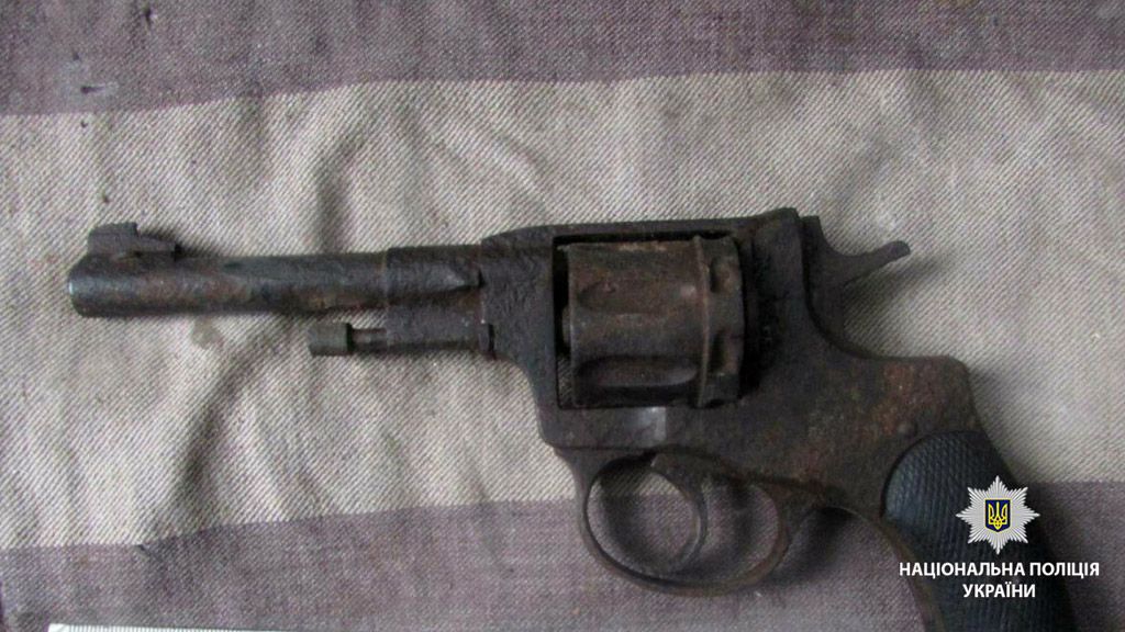 У жителя Оржиці вилучили два старовинних револьвери
