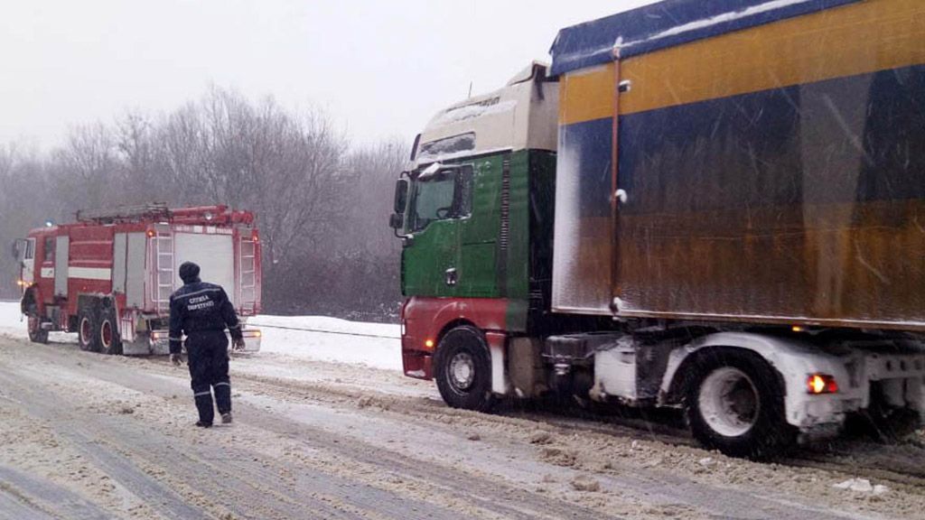 Рятувальники Полтавщини продовжують вивільняти автомобілі зі снігових заметів
