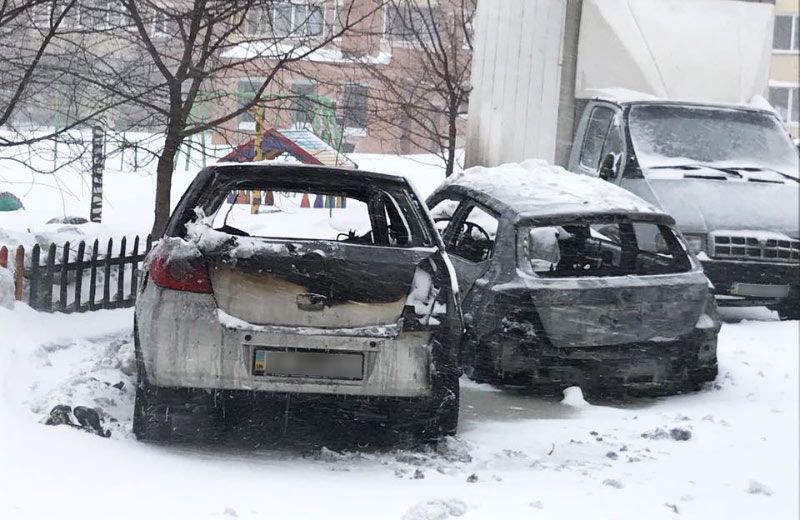 У дворі будинку на вулиці Гожулівській згоріли два автомобілі