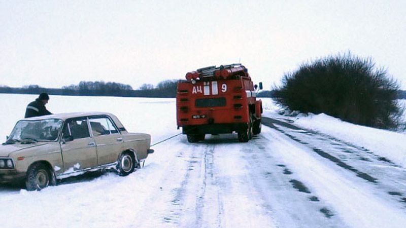Рятувальники Полтавщини продовжують надавати допомогу водіям, що стали заручниками негоди
