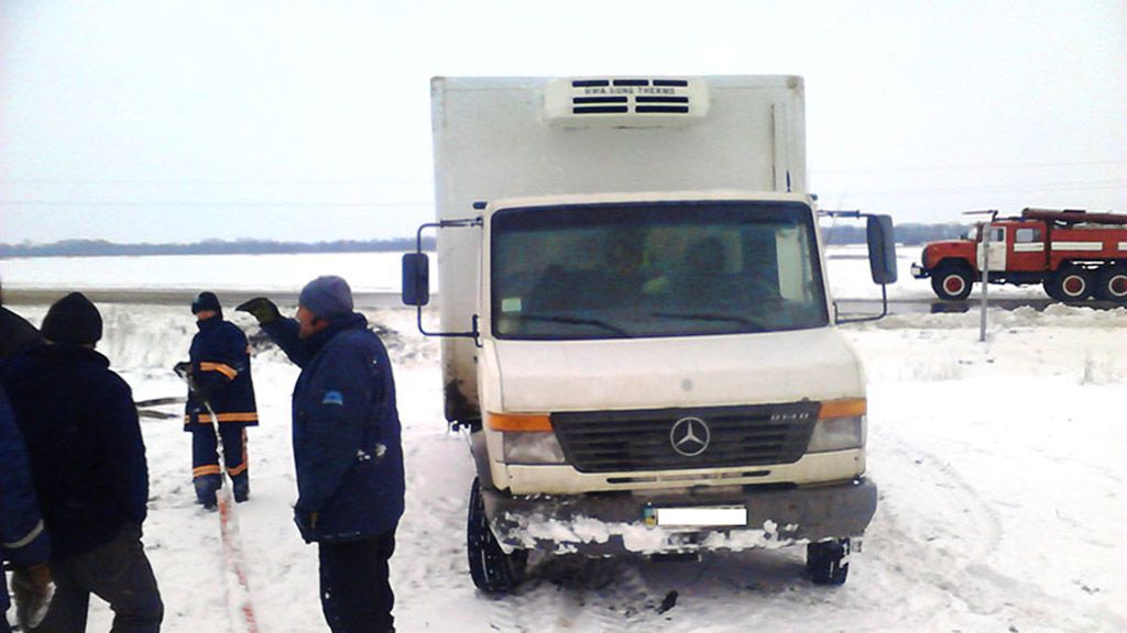 Рятувальники відбуксирували 21 автомобіль зі снігових заметів