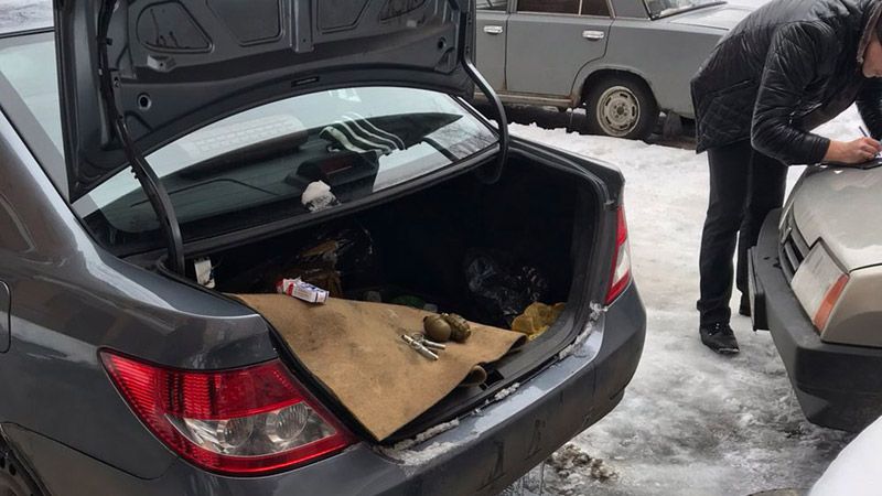 У Полтаві поліцейські виявили 2 гранати в автомобілі чоловіка
