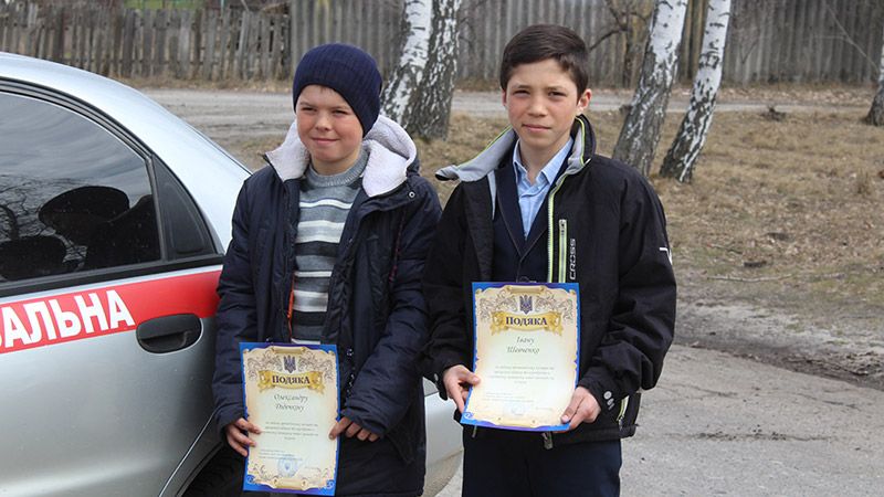 На Полтавщині двоє школярів врятували на пожежі бабусю