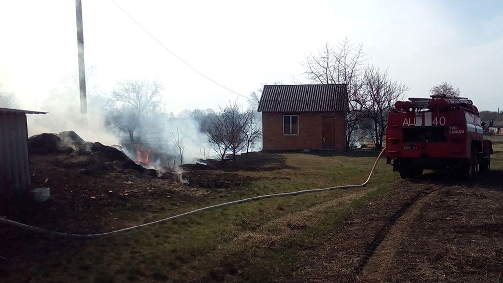 У Новосанжарському районі рятувальники ліквідували пожежу в приватному сіннику