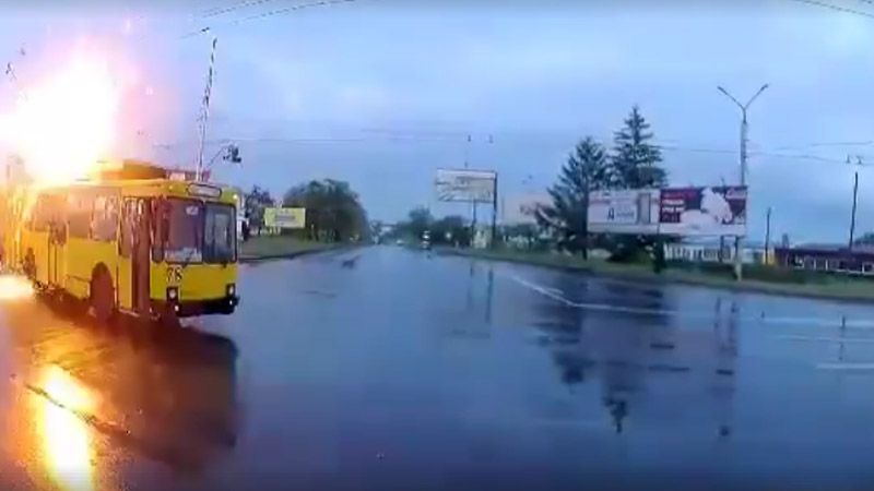 З’явилося відео полтавського тролейбуса, який ледь не загорівся
