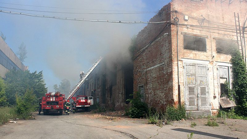 Рятувальники ліквідували пожежу у недіючій будівлі