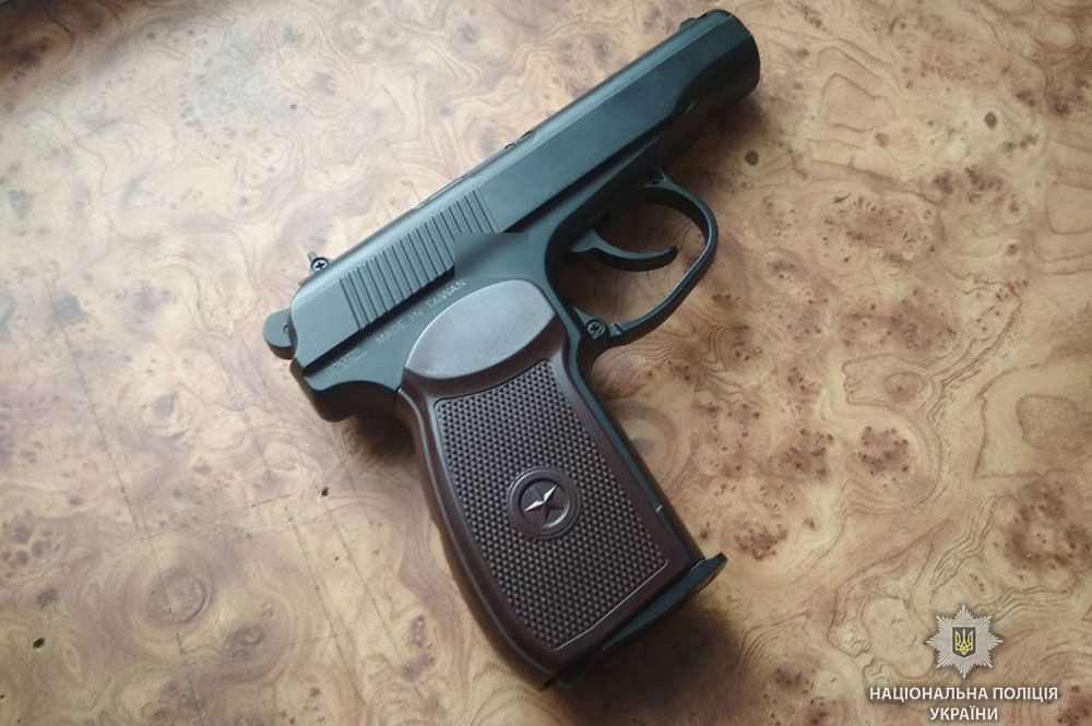 У Миргороді 17-річний юнак стріляв по вікнах магазину із пневматичної зброї
