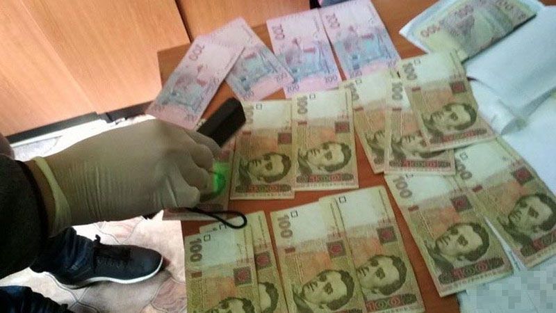 Спійману на хабарі співробітницю ПНПУ та старосту групи, яка збирала гроші, відпустили під підписку про невиїзд
