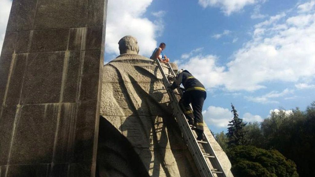 Полтавські рятувальники зняли дитину із меморіалу Солдатської Слави