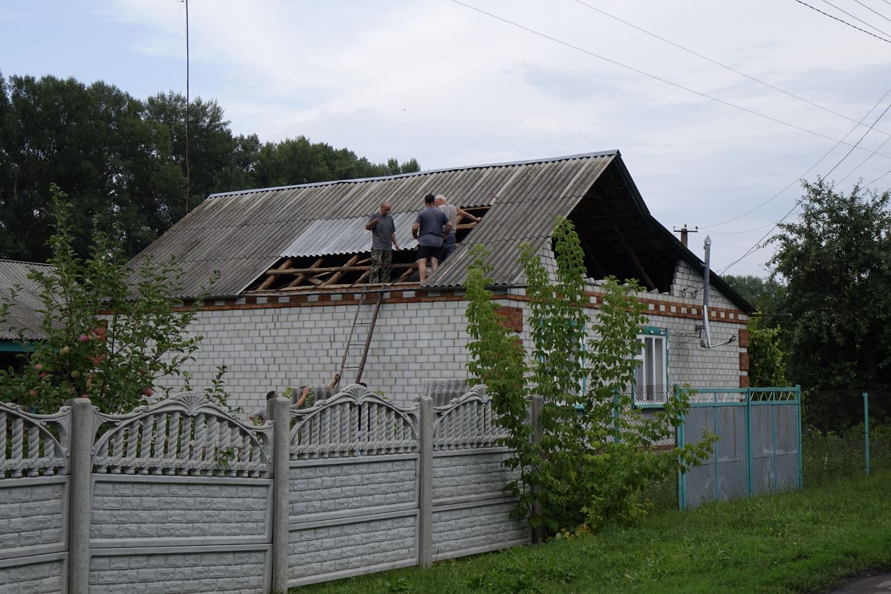 Негода зруйнувала дахи будинків та сараїв