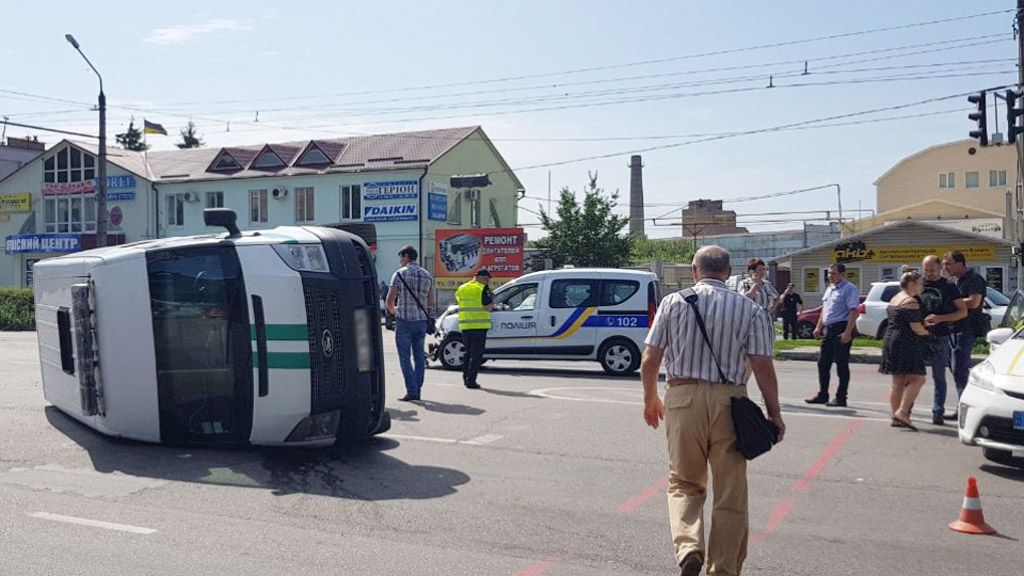 У Полтаві поліцейські перекинули інкасаторський автомобіль